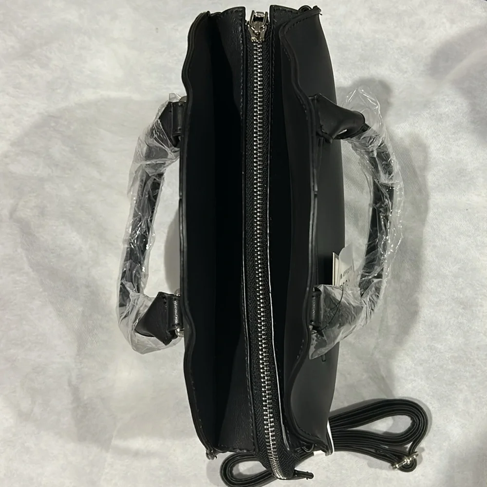 New Melie Bianco black vegan leather round bag w/adjustable strap. - Picture 5 of 10